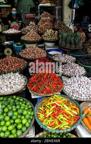 Hanoi, Vietnam, Febuary 1, 2020 - légumes frais à vendre sur le marché de la nourriture de rue dans la vieille ville. Ail, citron, Ananas, oignons, peper, chilis rouges Banque D'Images