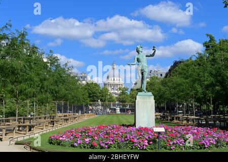 La statue de l'acteur grec avec le Panthéon en arrière-plan, Paris FR Banque D'Images