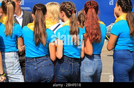 Les filles en jeans bleu et tee-shirts se tiennent dans une foule dans la rue au festival. Printemps, carnaval d'été, vacances, promotion. Jour de la ville, Dnipro ville Banque D'Images