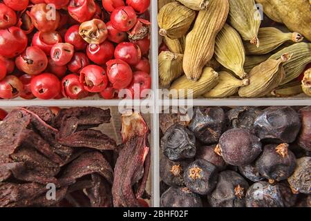 Sélection de plantes à aromatiser et préparer des toniques de Gin. Contient Cardamom, Juniper, Pepper rose et Hibiscus Flower. Banque D'Images