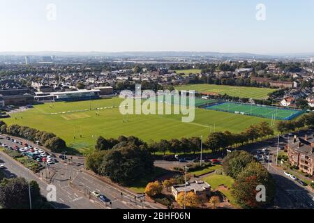 Vue en grand angle des terrains de jeu à l'académie de Glasgow, à l'extrémité ouest de Glasgow, en Écosse Banque D'Images
