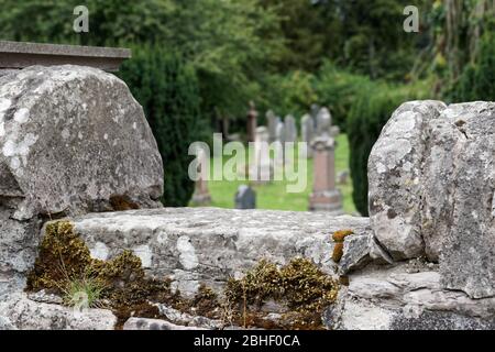 Churchyard de Cargill avec une découpe dans le mur. Les morts-suicides ont surpassé cela car ils étaient considérés comme inadaptés pour passer par les portes du jardin des chureries. Banque D'Images