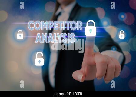 Note écrite montrant l'analyse de la concurrence. Concept commercial pour déterminer la faiblesse de force du marché concurrentiel Banque D'Images