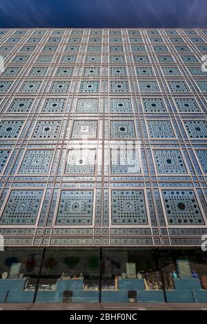 L'extérieur sensible à la photo de l'Institut du monde arabe à Paris Banque D'Images