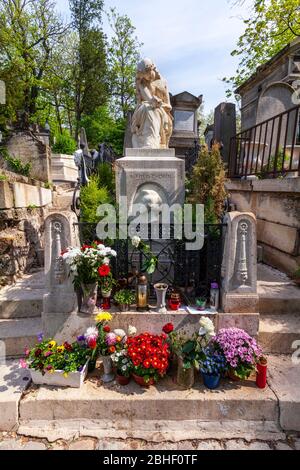 Fleurs à la tombe de Frédéric Chopin dans le cimetière du Père Lachaise, Paris Banque D'Images