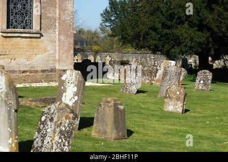 Cimetière de l'église St Michael dans le village d'Aynho, Northamptonshire Banque D'Images