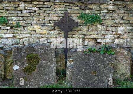 Cimetière de l'église St Michael dans le village d'Aynho, Northamptonshire Banque D'Images