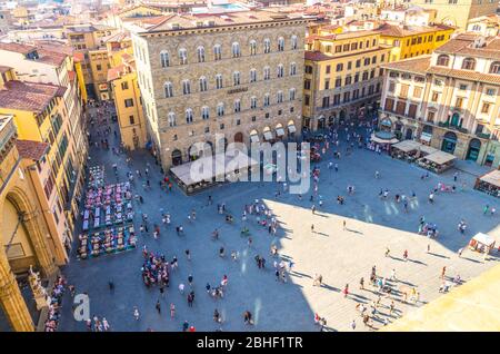 Florence, Italie, 15 septembre 2018 : une foule de petites figures de gens marchent sur la place Piazza della Signoria dans le centre historique, vue de dessus du palais Palazzo Vecchio Banque D'Images