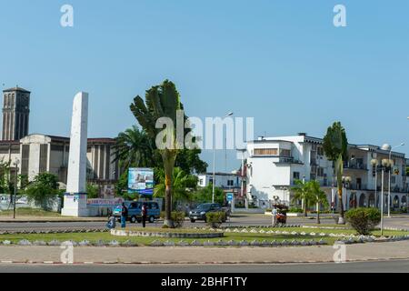 Scène de rue avec palmier de voyageurs (Ravenala Madagascar.iensis) à Pointe Noire, République démocratique du Congo. Banque D'Images