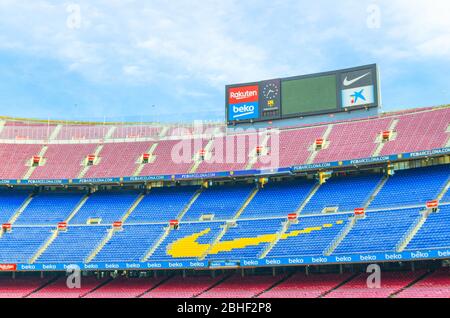 Barcelone, Espagne, 14 mars 2019: Vue rapprochée des stands de tribones à plusieurs niveaux et tableau de bord du Camp Nou. Nou Camp est le stade de football de Barcelone, le plus grand stade d'Espagne. Banque D'Images