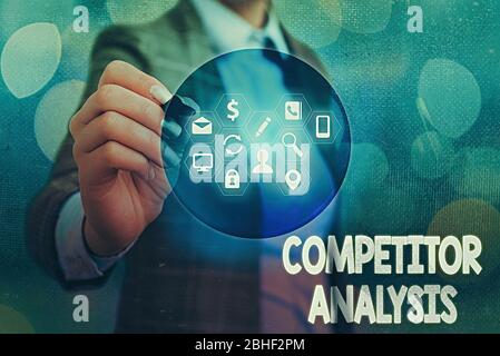 Note écrite montrant l'analyse de la concurrence. Concept commercial pour déterminer la faiblesse de force du marché concurrentiel Banque D'Images