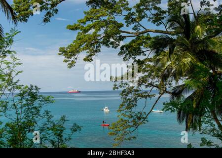 Vue depuis BOM BOM Resort sur l'île principe du navire de croisière d'expédition MS Expediton, Sao Tomé & principe. Banque D'Images