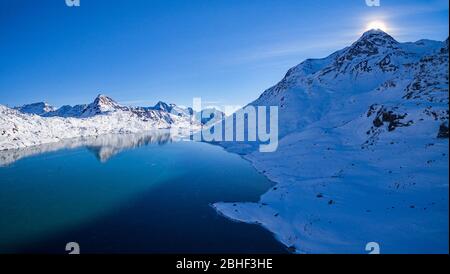 Lac White gelé - Col de Bernina - Suisse - vue panoramique aérienne Banque D'Images