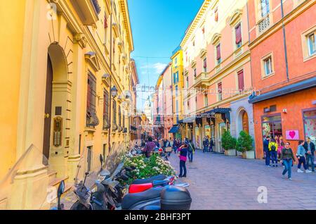 Bologne, Italie, 17 mars 2018: Les gens marchant dans la rue piétonne via Massimo d'Azeglio avec des mots suspendus des phrases au-dessus des bâtiments dans le vieux centre-ville historique, Emilie-Romagne Banque D'Images