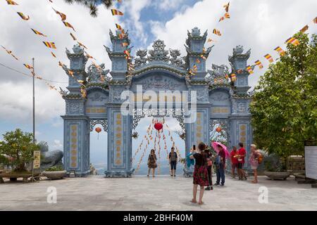 Bà Nà Hills, Vietnam - 22 août 2018 : la Pagode Linh Ung dans les collines Bà Nà, près de Da Nang, Vietnam. Les collines Bà Nà sont situées dans la montagne du fils Truong Banque D'Images