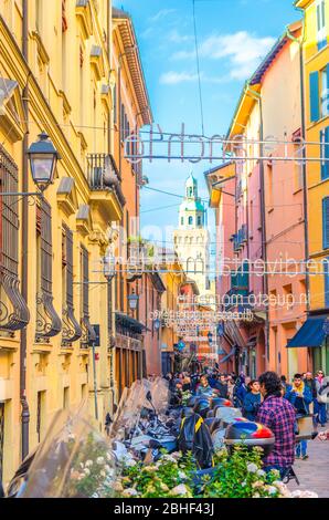 Bologne, Italie, 17 mars 2018: Les gens marchant dans la rue piétonne via Massimo d'Azeglio avec des mots suspendus des phrases au-dessus des bâtiments dans le vieux centre-ville historique, Emilie-Romagne Banque D'Images