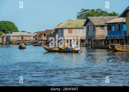 Ganvie village scène, un village unique construit sur pilotis, sur le lac Nokoue près de Cotonou, Bénin. Banque D'Images