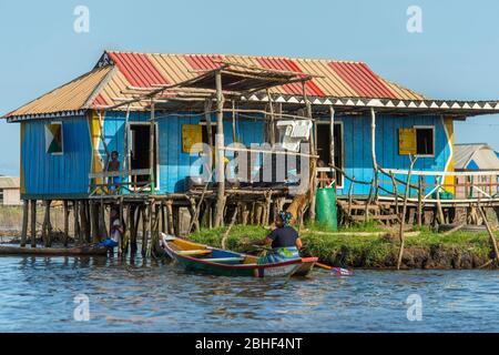 Ganvie village scène, un village unique construit sur pilotis, sur le lac Nokoue près de Cotonou, Bénin. Banque D'Images