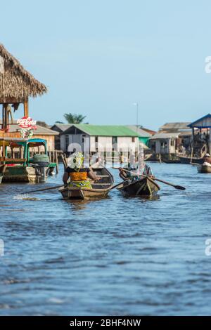 Ganvie village scène avec des gens en bateau, est un village unique construit sur pilotis, sur le lac Nokoue près de Cotonou, Bénin. Banque D'Images
