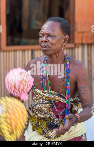 Danseuse de femme qui interprète la danse traditionnelle dans le village de Ganvie, qui est un village unique, construit sur pilotis, sur le lac Nokoue près de Cotonou, Bénin. Banque D'Images