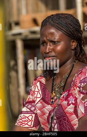 Portrait d'une femme dans le village Ganvie, qui est un village unique construit sur pilotis, sur le lac Nokoue près de Cotonou, Bénin. Banque D'Images