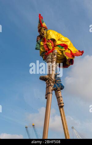 Spectacle culturel avec danseuse sur pilotis dans le port de Lomé, Togo. Banque D'Images