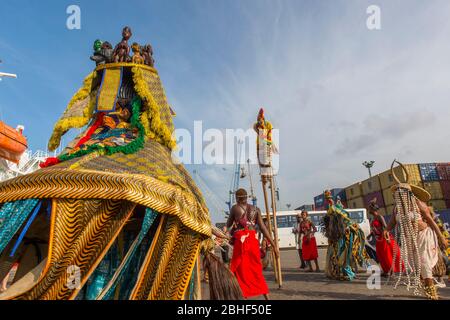 Spectacle culturel avec danses et homme sur pilotis dans le port de Lomé, Togo. Banque D'Images