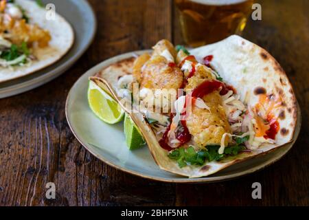 Tacos de poisson mexicain avec chou et mayo à l'ail Banque D'Images