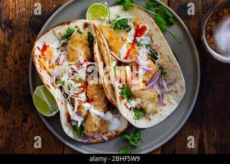 Tacos de poisson mexicain avec chou et mayo à l'ail Banque D'Images