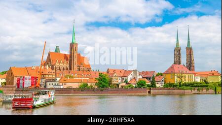 Wroclaw, Pologne, 7 mai 2019: Vue panoramique sur Ostrow Tumski: Collégiale Sainte-Croix et Saint-Bartholomew, cathédrale Saint-Jean-Baptiste et bateaux sur la rivière Odra Oder dans le centre historique de la ville Banque D'Images