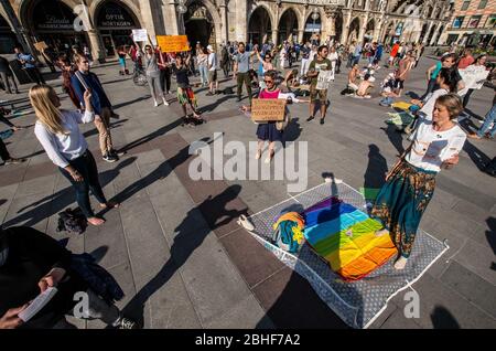 Munich, Bavière, Allemagne. 25 avril 2020. Organisé dans des discussions par télégramme par des groupes conspirateurs "Querfront" (en face), la ville de Munich, Allemagne a vu de nombreux "Corona Parties" anti-état comme sous mottos tels que "Demonmation fuer die Erhaltung der Grundrechte" (démonstration pour le respect des droits fondamentaux) et "fuer unsere Freiheit, unsere Grunsrette und Selbere" (démonstration pour la liberté), Droits de base et autodétermination). De nombreux extrémistes de droite, des personnalités contrôlées par Verfassungschutz, des fans de QAnon et des politiciens de l'AFD étaient présents. Le Banque D'Images