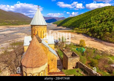 L'église Ananuri et le château de panorama en Géorgie Banque D'Images