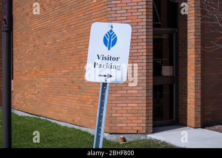 Signalisation du stationnement des visiteurs à l'unité de soins de santé. Banque D'Images