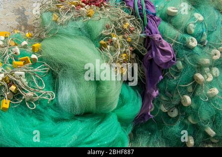 Filets de pêche colorés sur la plage sous le château du Cap à Elmina, au Ghana. Banque D'Images