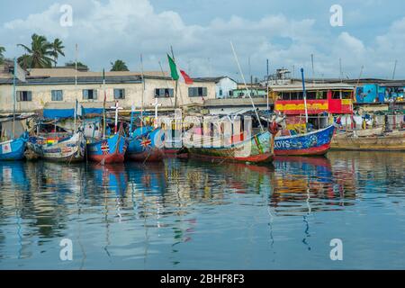 Bateaux de pêche en bois dans le port de pêche d'Elmina, Ghana. Banque D'Images