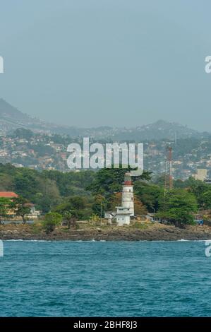 Vue depuis la mer d'un phare de la baie de l'Homme de guerre à Freetown en Sierra Leone. Banque D'Images