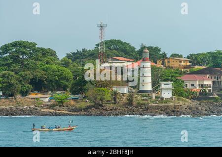 Vue depuis la mer d'un phare de la baie de l'Homme de guerre à Freetown en Sierra Leone. Banque D'Images