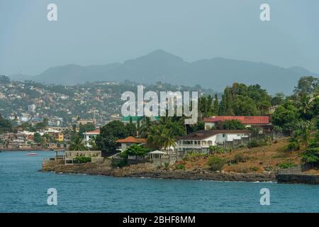 Vue depuis la mer de la banlieue de Freetown, la capitale de la Sierra Leone. Banque D'Images