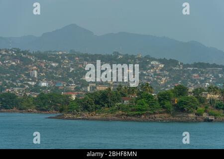 Vue depuis la mer de la banlieue de Freetown, la capitale de la Sierra Leone. Banque D'Images