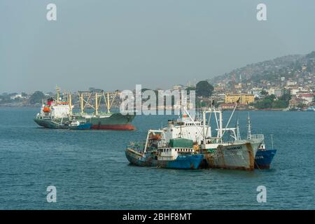 Navires à l'ancre devant Freetown, la capitale de la Sierra Leone. Banque D'Images