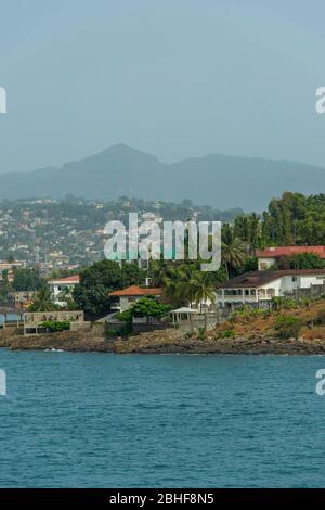 Vue depuis la mer de la banlieue de Freetown, la capitale de la Sierra Leone. Banque D'Images