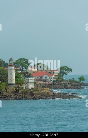 Vue depuis la mer d'un phare de la baie de l'Homme de guerre à Freetown en Sierra Leone. Banque D'Images