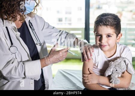 Petit garçon vacciné de Covid-19 Banque D'Images