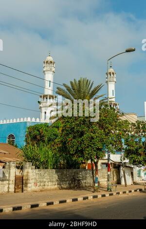 Scène de rue avec mosquée à Banjul, la capitale de la Gambie. Banque D'Images