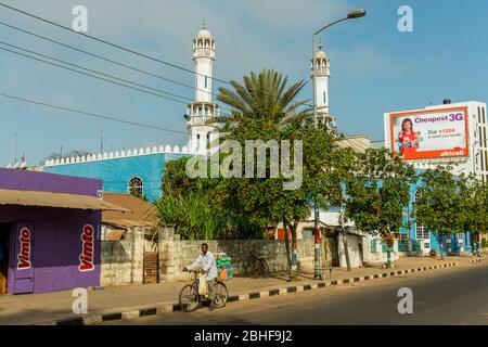 Scène de rue avec mosquée à Banjul, la capitale de la Gambie. Banque D'Images