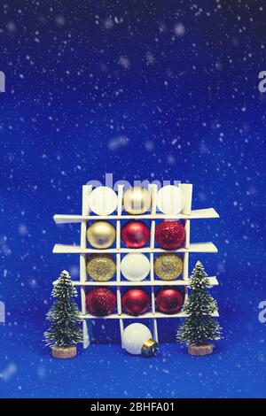 Décoration cadeau, Saint-Sylvestre et Happy Celebration concept. Boules de Noël colorées sur fond bleu avec paillettes de neige, carte de vacances d'hiver de luxe Banque D'Images