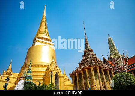 Thailandia, Bangkok - 12 janvier 2019 - la stupa dorée Phra Siratana Chedi en thaï Banque D'Images