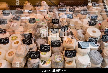 Paris, France - Macr 2013 : grande bilation de fromages de chèvre en vente à Paris Banque D'Images