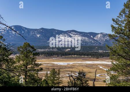 Grande vallée près du lac columbia avec montagnes rocheuses à l'est de kootenay Canada. Banque D'Images