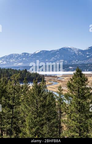 Grande vallée près du lac columbia avec montagnes rocheuses à l'est de kootenay Canada. Banque D'Images